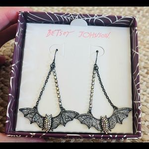 NIB BETSEY JOHNSON HALLOWEEN DANGLE BAT EARRINGS